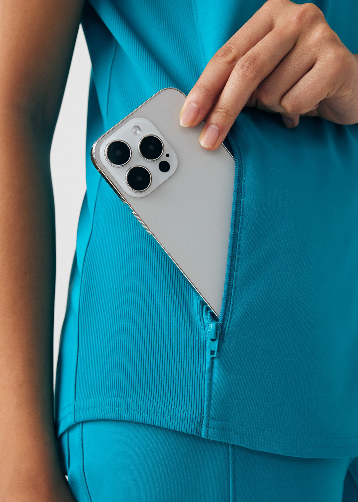 青绿色的医疗工作服