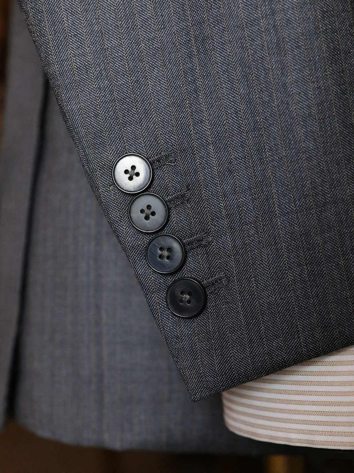 广州增城新塘工厂 深灰色细条纹单排扣西装